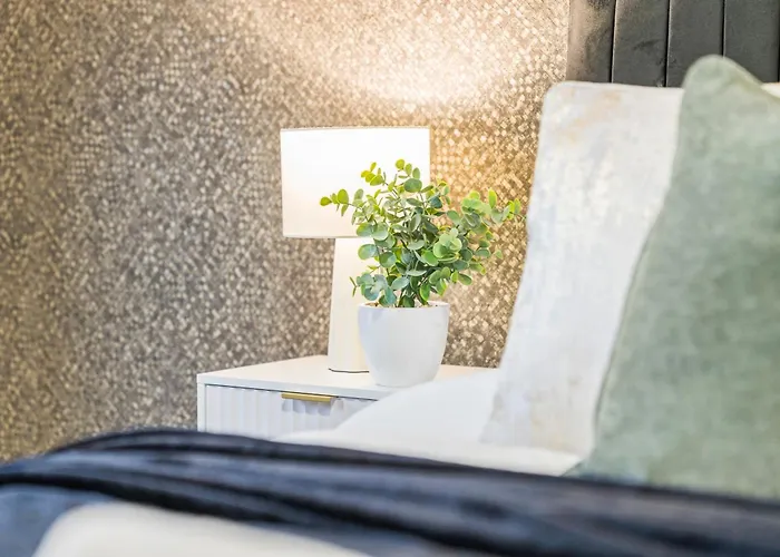 펜션 Spacious 4-bed Near Cribbs & *