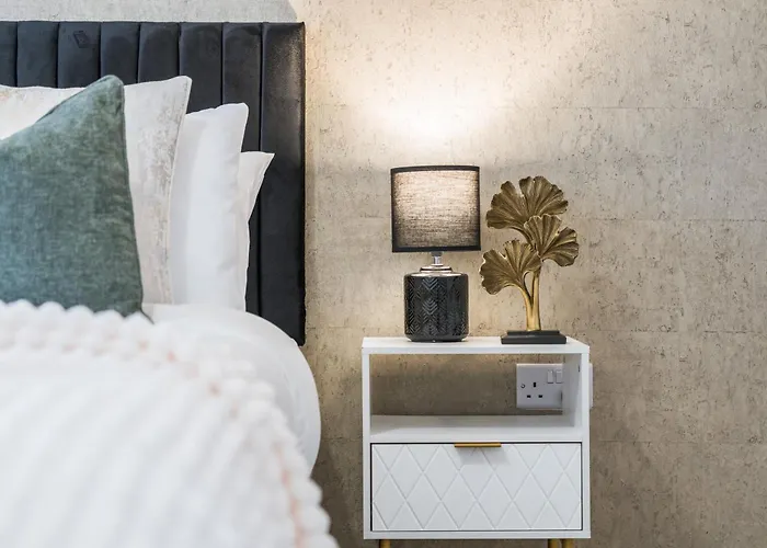 Spacious 4-bed Near Cribbs & בית נופש *