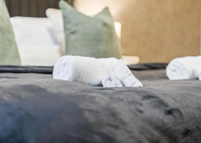 Spacious 4-bed Near Cribbs & בית נופש *