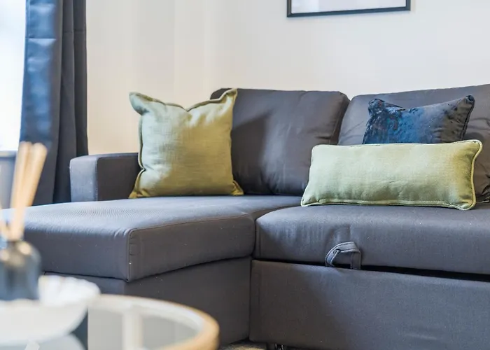 Spacious 4-bed Near Cribbs & 브리스틀