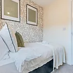 Spacious 4-bed Near Cribbs & Бристоль