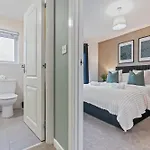 Spacious 4-bed Near Cribbs & * Бристоль