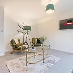 Spacious 4-bed Near Cribbs & Бристоль