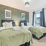Spacious 4-bed Near Cribbs & *