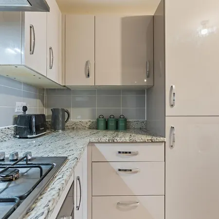 Spacious 4-bed Near Cribbs & Tatil Evi Bristol