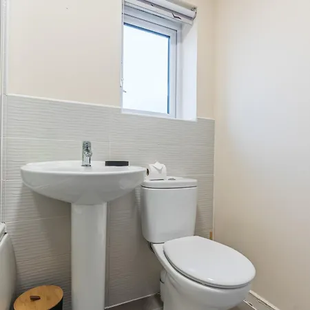 Spacious 4br - Wifi & Free Parking