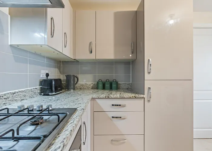 Spacious 4-bed Near Cribbs & Tatil Evi Bristol