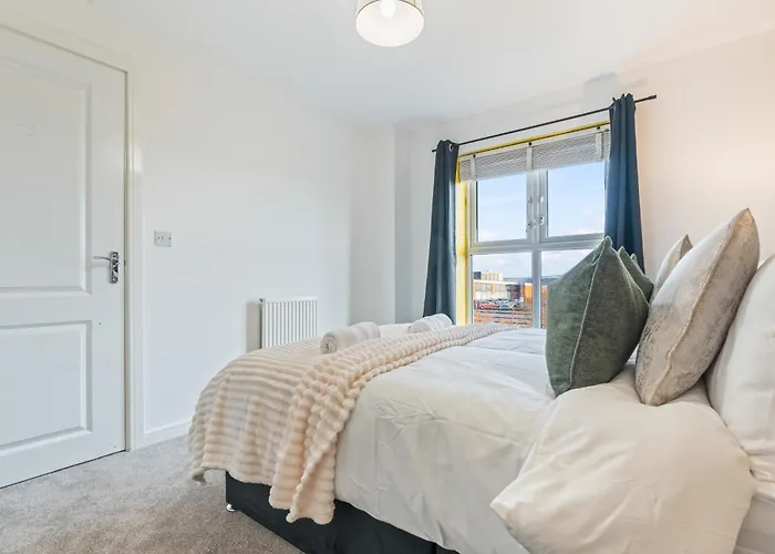 Spacious 4-bed Near Cribbs & Tatil Evi *