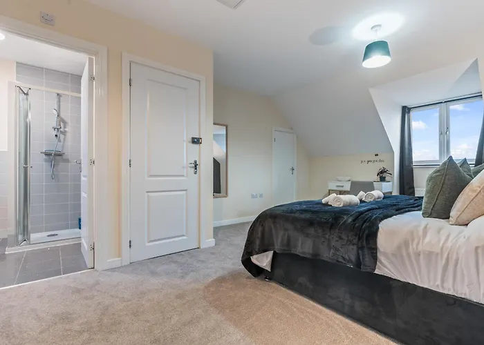 Spacious 4-bed Near Cribbs &