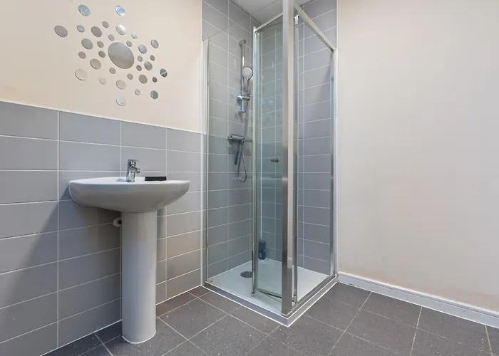 Spacious 4-bed Near Cribbs & * Bristol