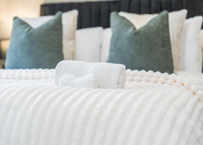 Spacious 4-bed Near Cribbs & *