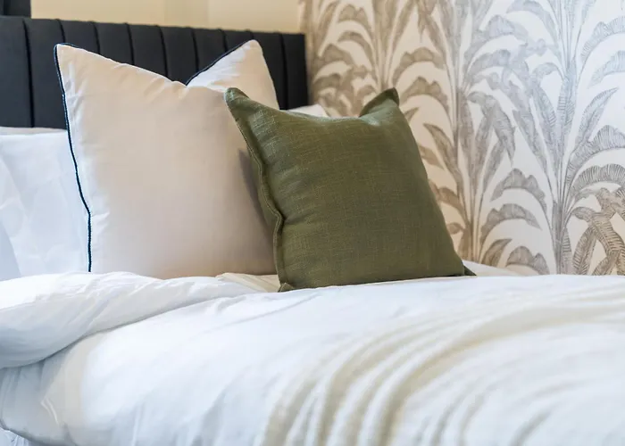 Spacious 4-bed Near Cribbs & * Bristol